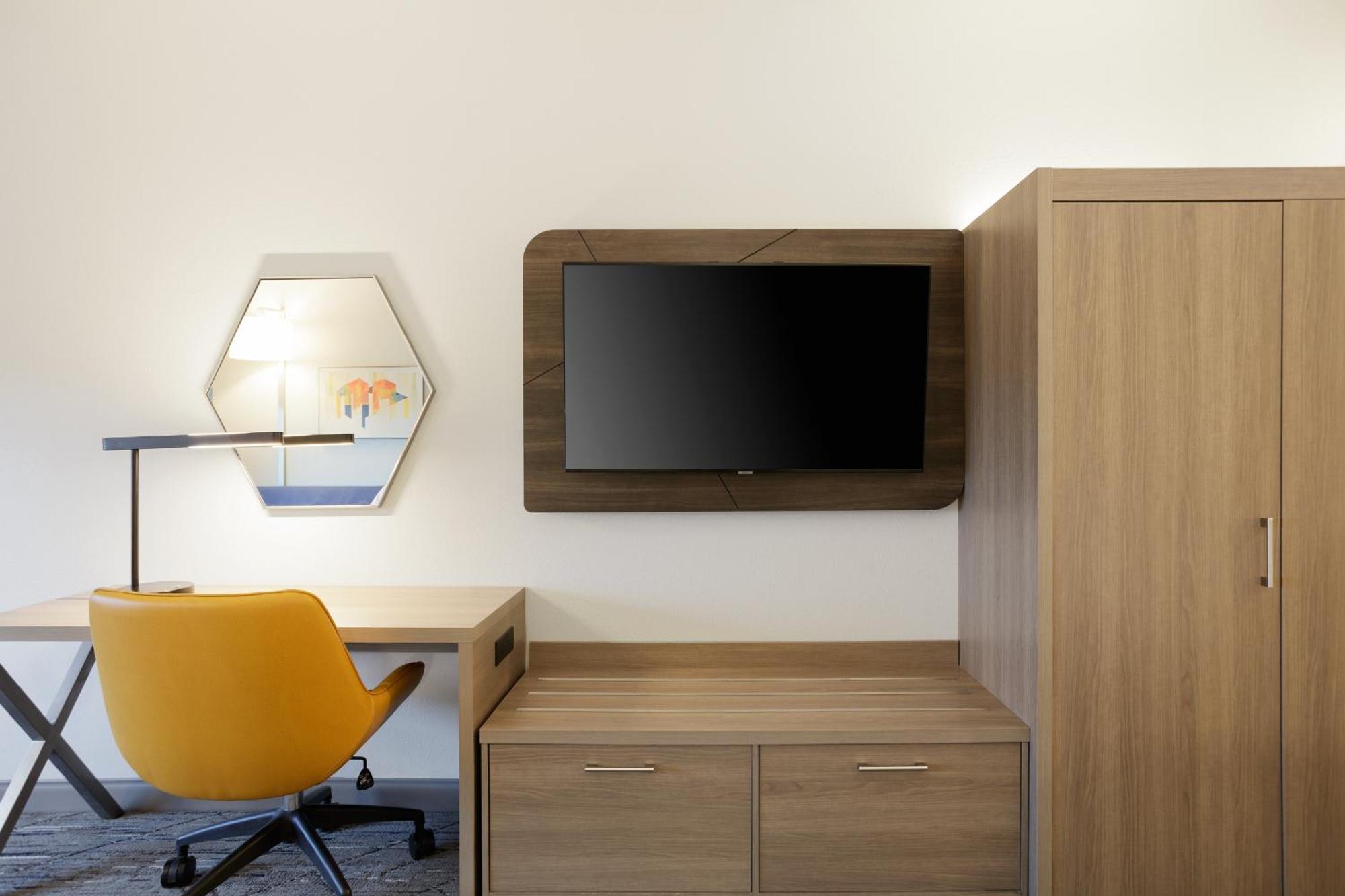 Express & By Ihg 2*